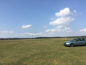 Das Segelflugzeug Puchacz startet an der Winde.