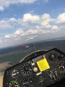 Der Puchact (D-9950) hinter der FK9 während des Flugzeugschlepps.