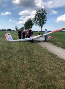 Sternberger Polizeibeamte mit der Abrüst-Crew vor dem Abrüsten des Segelflugzeugs in Suckow