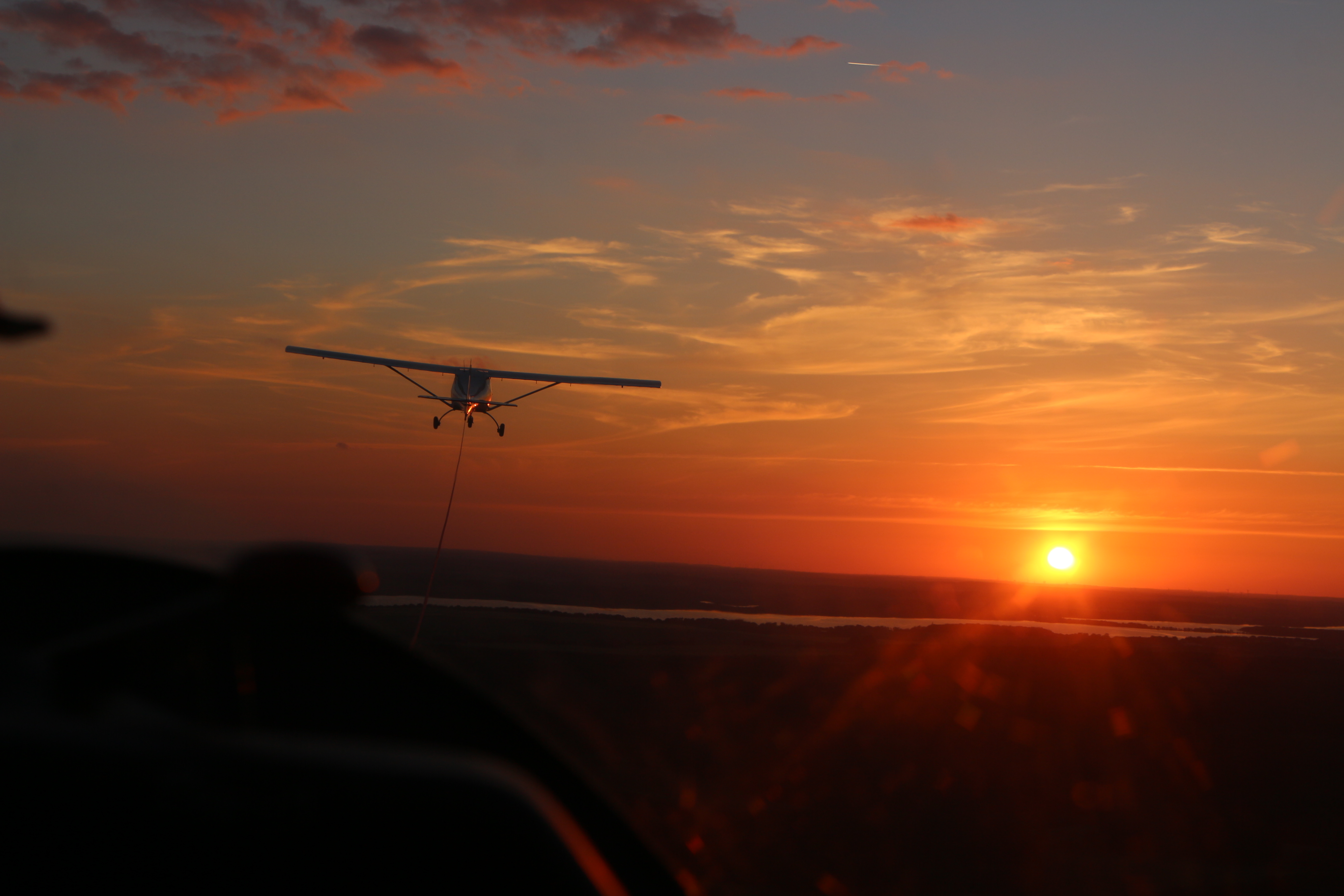 Sunset Fliegen – Wenn die Sonne schlafen geht Sunset Fliegen – Wenn die Sonne schlafen geht